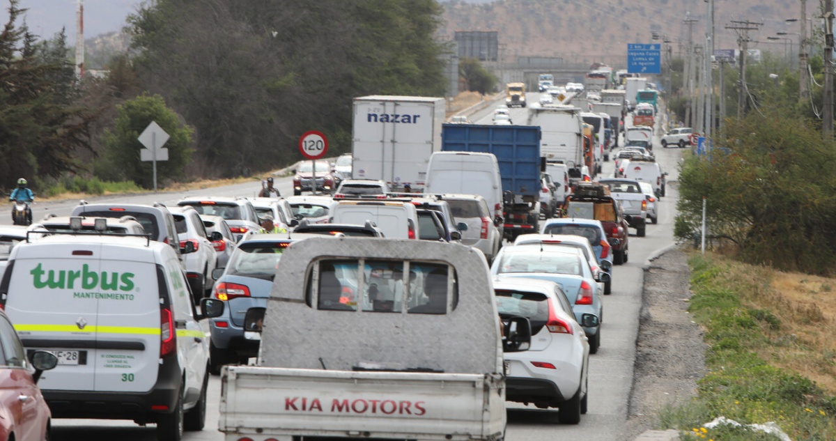 Primer balance de carreteras en RM: MOP asegura que 80 mil vehículos han dejado la capital