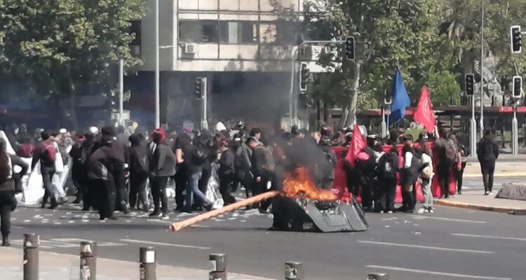 Cortan el tránsito y cierran el Metro en Plaza Baquedano tras instalación de barricadas