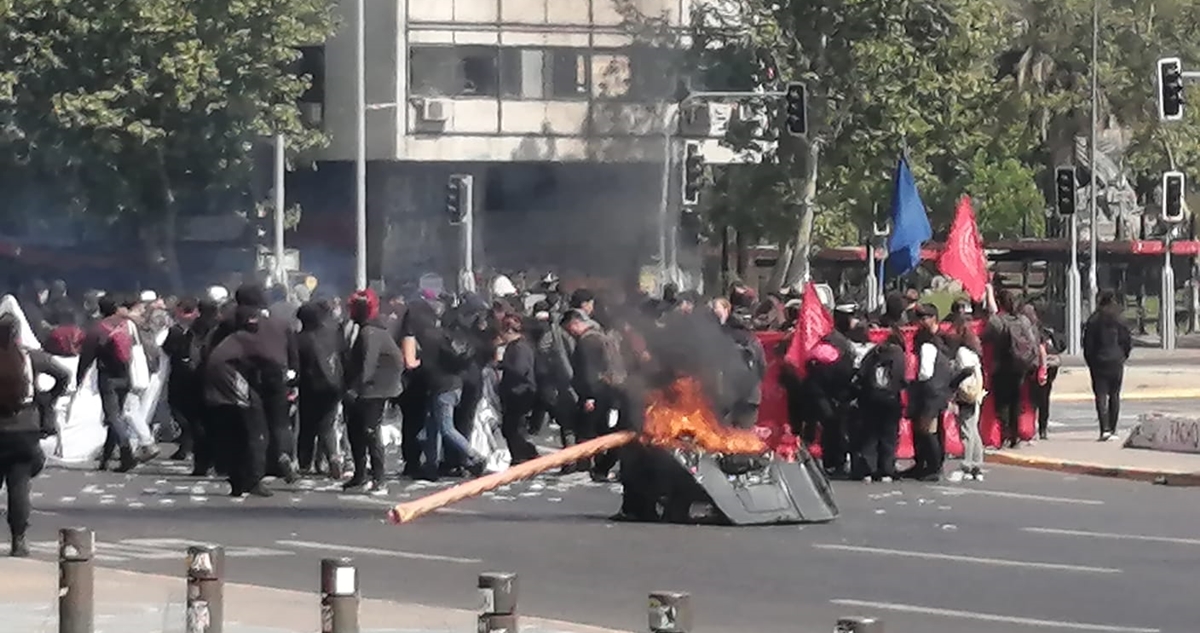 Cortan el tránsito y cierran el Metro en Plaza Baquedano tras instalación de barricadas