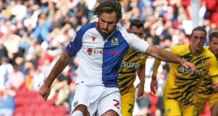Ben Brereton fue figura con un doblete en triunfo de Blackburn Rovers