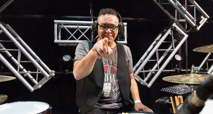 El baterista Bin Valencia posando en la batería. El músico murió en pleno concierto.