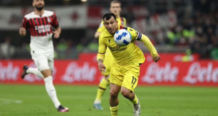 Gary Medel se enfrascó en una tensa discusión con ultras del Bologna.