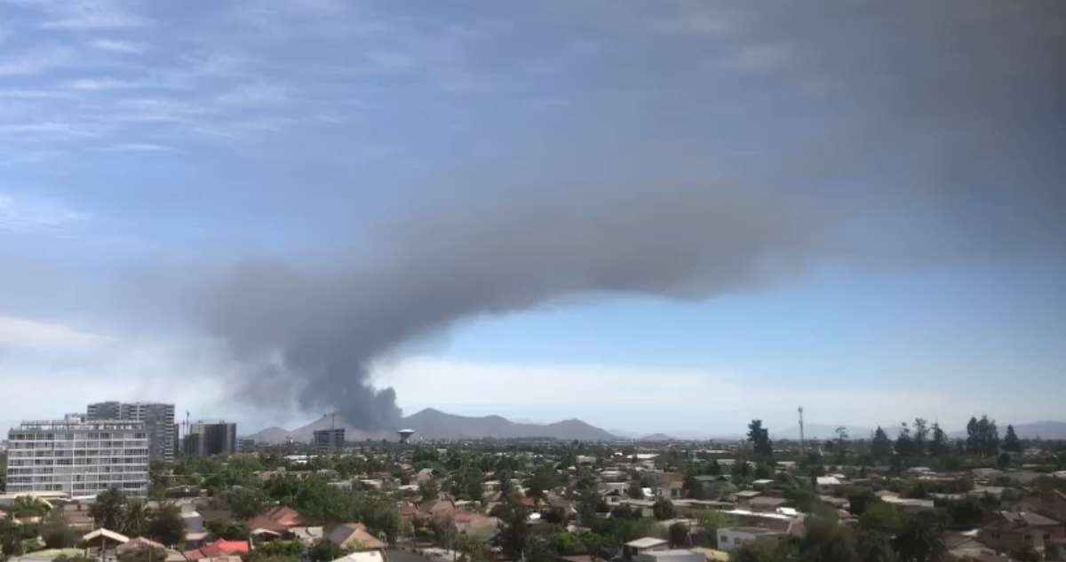 Bomberos trabaja en incendio que afecta a bodega en sector industrial de San Bernardo