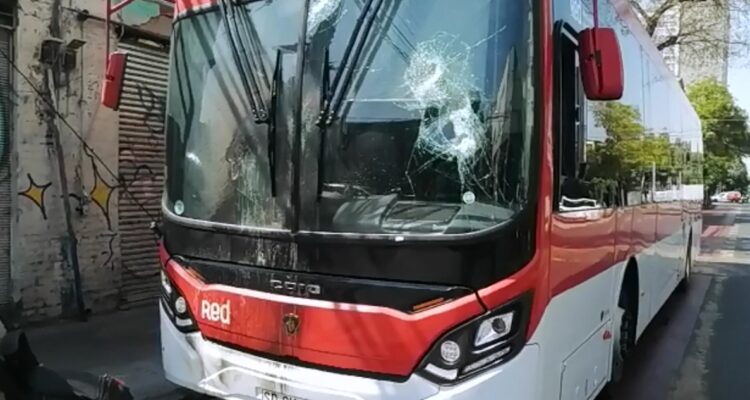 Encapuchados atacan con molotov un bus RED con pasajeros afuera del Liceo Barros Borgoño