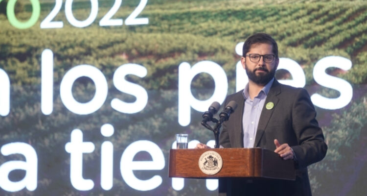 Boric se compromete a impulsar la industria rural: “Mi rol es resguardar los intereses de Chile”