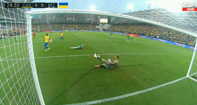 Tremendo tapadón de Claudio Bravo en su primera titularidad en La Liga.