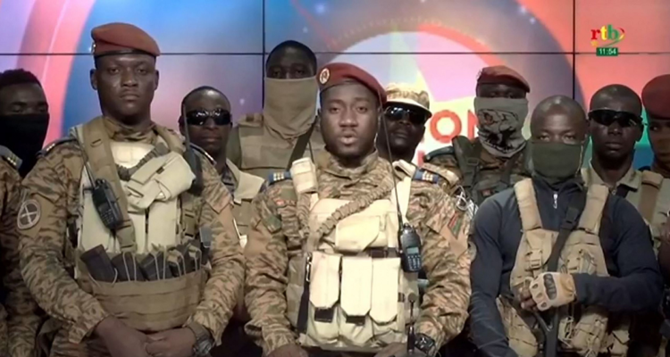 El portavoz de la nueva junta militar, capitán Kiswendsida Farouk Azaria Sorgho, anuncia el golpe el fin de semana pasado junto a Ibrahim Traoré.