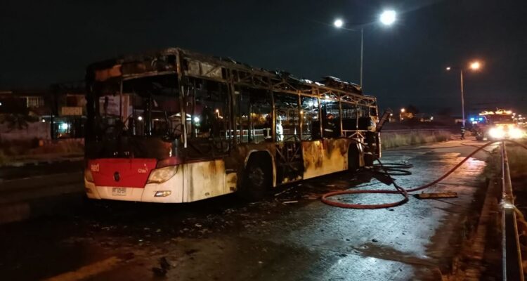 Carabineros busca a pasajero que quemó bus RED en Pedro Aguirre Cerda