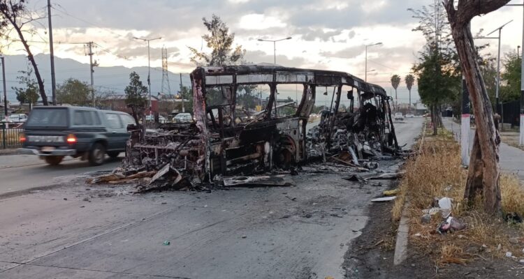 Bus RED prácticamente se deshizo tras ataque incendiario en Pedro Aguirre Cerda