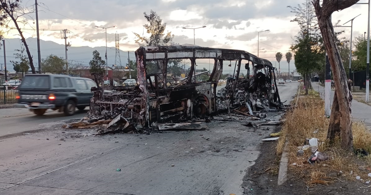 Bus RED prácticamente se deshizo tras ataque incendiario en Pedro Aguirre Cerda