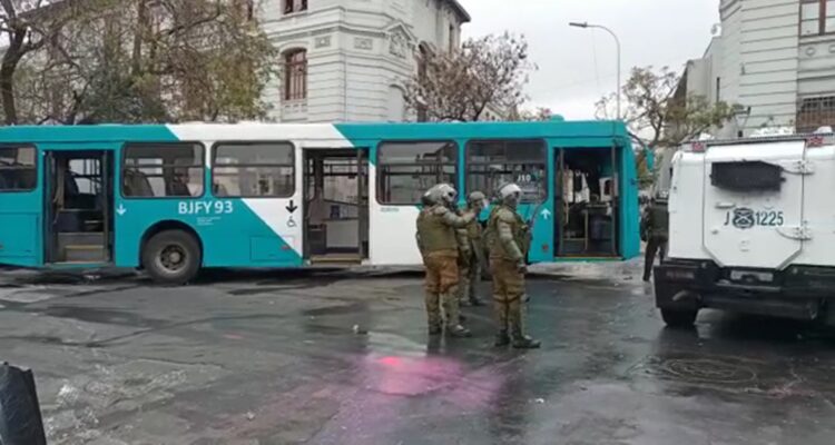 Tres detenidos ante ataque contra bus del Transantiago afuera del Liceo de Aplicación