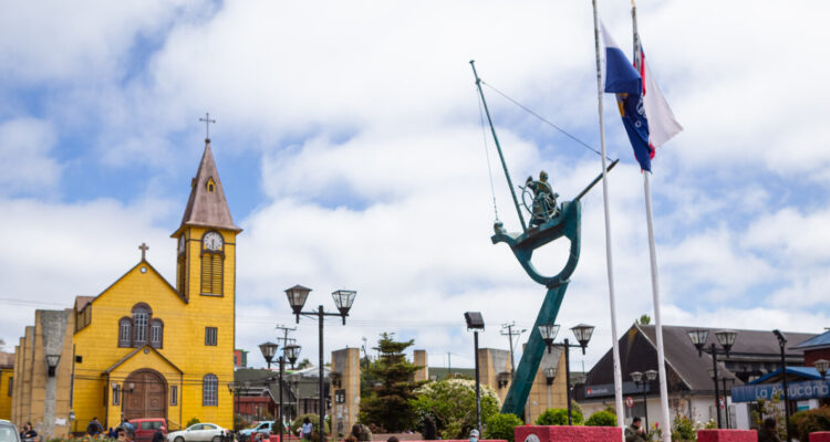 Denuncian a funcionario municipal de “cobrar” para autorizar instalación de señalética en Calbuco