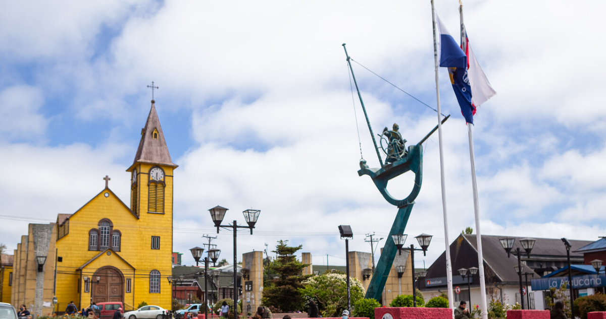 Denuncian a funcionario municipal de “cobrar” para autorizar instalación de señalética en Calbuco