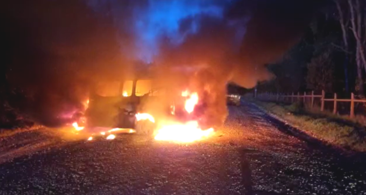 CAM se adjudica ataque a Forestal Arauco en La Unión: 10 de 11 vehículos completamente destruidos