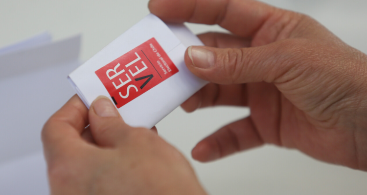 Voto con estampilla y logo Servel.