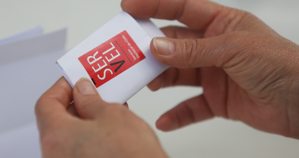 Voto con estampilla y logo Servel.