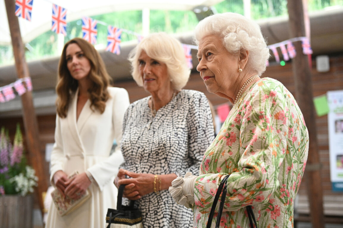 Camilla junto a la reina Isabel II y la princesa de Gales