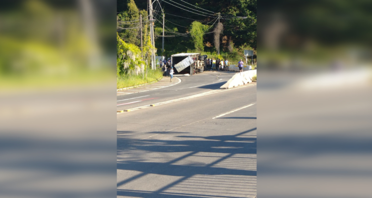 camión volcado Tomé