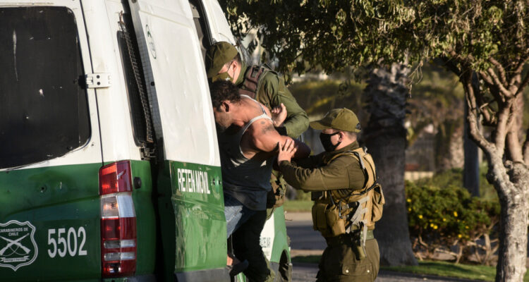 Hombre fue detenido tras morder a carabineros en Maitencillo durante control policial