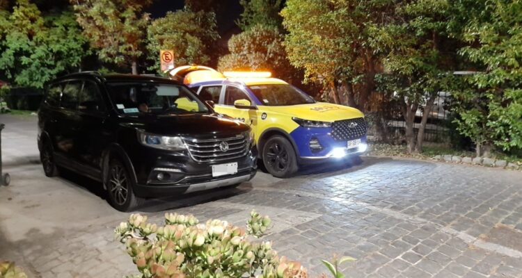 Carabineros se enfrentan a tiros con ladrones en Vitacura: niño corrió a denunciar robo a comisaría