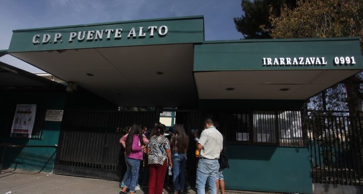 Denuncian por apremios ilegítimos a gendarmes grabados golpeando a internos en Puente Alto