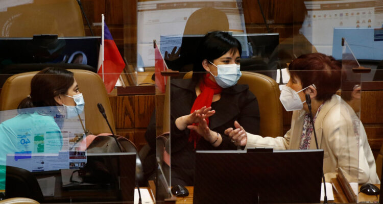 Oficialismo critica censuras de la UDI para cambiar comisiones: PDG estudia posible apoyo a Cariola