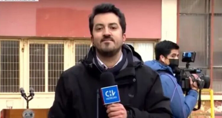 El periodista de CHV Carlos Grage en medio de un despacho en vivo. El periodista venció el cáncer de tiroides.