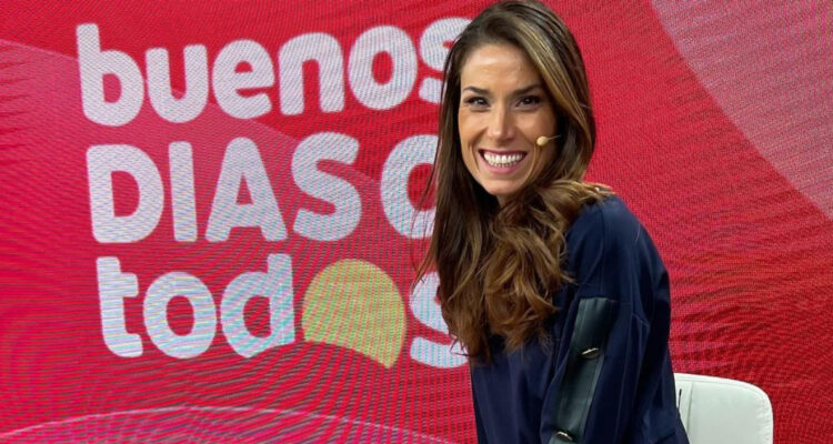 La periodista Carolina Escobar sonríe en el set de Buenos Días a Todos de TVN.