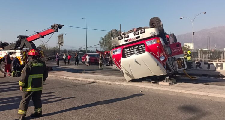 Carro de Bomberos se vuelca en La Granja mientras iba a un incendio