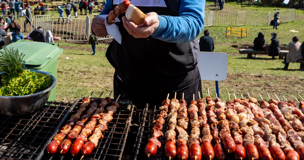 Imagen de un señor vendiendo anticuchos