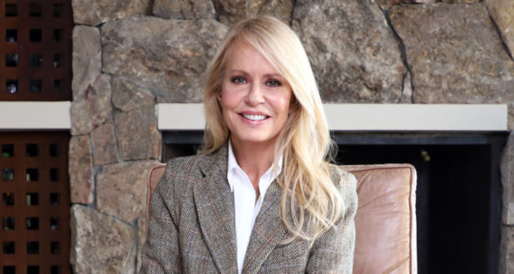 Cecilia Bolocco sonríe a la cámara en el estudio de Todo Por ti, que marca su regreso a la televisión