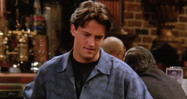 MAthew Perry interpretando a Chandler en Friends. El actor contó que estuvo al borde de la muerte en 2018 y pasó dos semanas en coma.