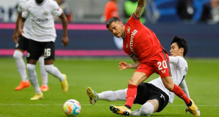 Charles Aránguiz no encuentra el rumbo en la Bundesliga y cae estrepitosamente ante el Frankfurt.