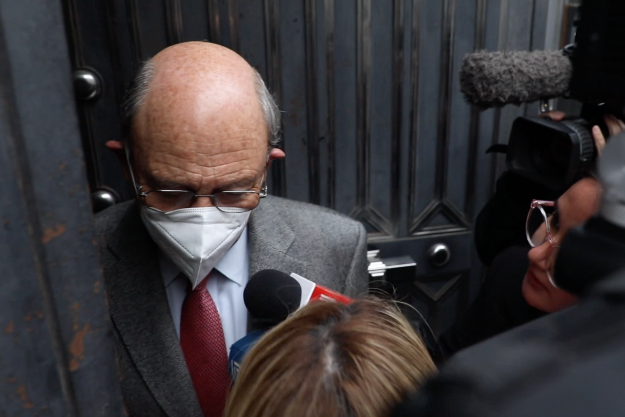 Juan Emilio Cheyre llega a declara a la oficina de la ministra Romí Rutherford en el centro de Santiago.