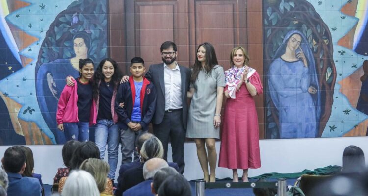 Mural por Gabriela Mistral