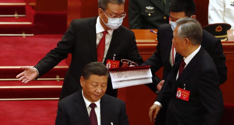 El expresidente chino Hu Jintao abandona la ceremonia de clausura del Congreso de Partido Comunista de China.