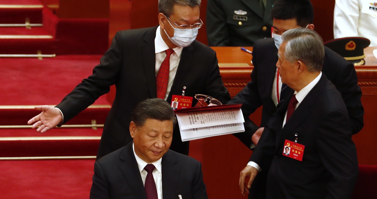 El expresidente chino Hu Jintao abandona la ceremonia de clausura del Congreso de Partido Comunista de China.