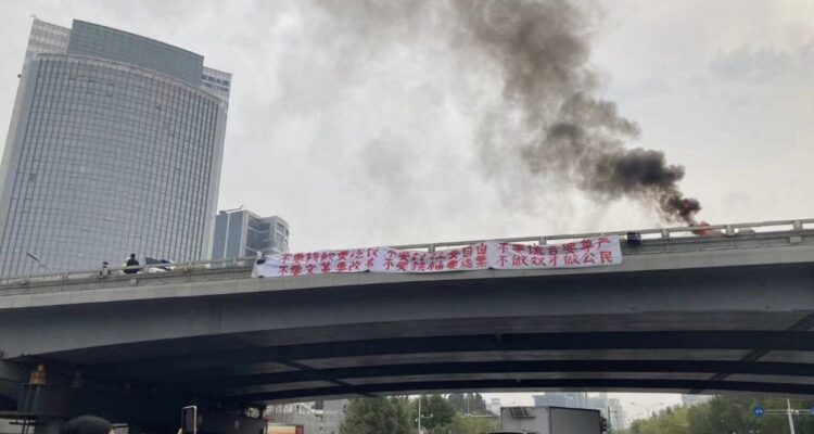 Las pancartas y el humo en el puente de Sitong.