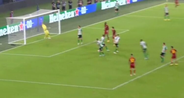 Claudio Bravo evitó el gol de Dybala con gran reacción por Europa League