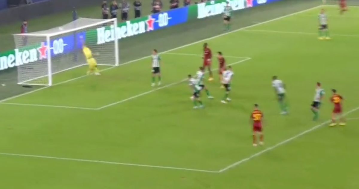 Claudio Bravo evitó el gol de Dybala con gran reacción por Europa League