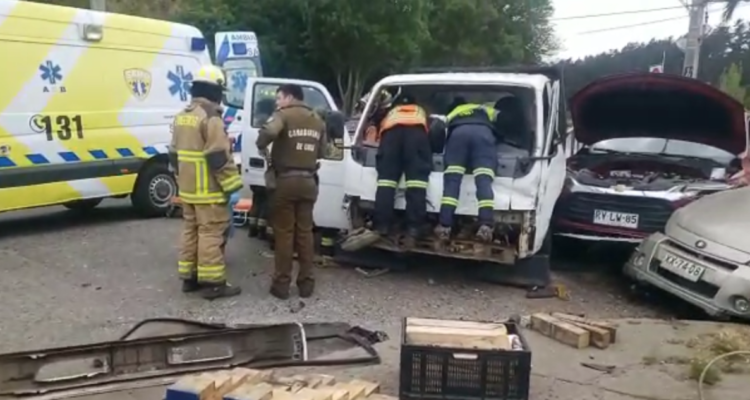 Un lesionado deja colisión entre dos autos y camión a la altura del Puente Arévalo en San Antonio