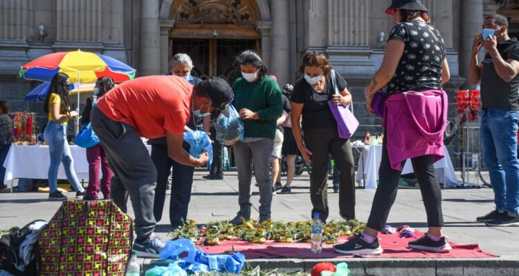 Anuncia estrategia de reinserción laboral de comerciantes ambulantes en 9 comunas de la RM