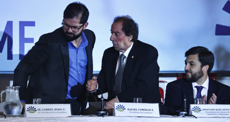 Presidente de Conapyme descarta encerrona tras accidentado discurso de Boric: “La gente lo aplaudió”