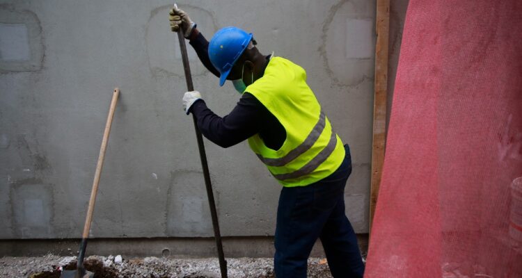 Documento reservado de CChC dice que MOP adeuda a 6 empresas, entre ellas Claro, Vicuña, Valenzuela