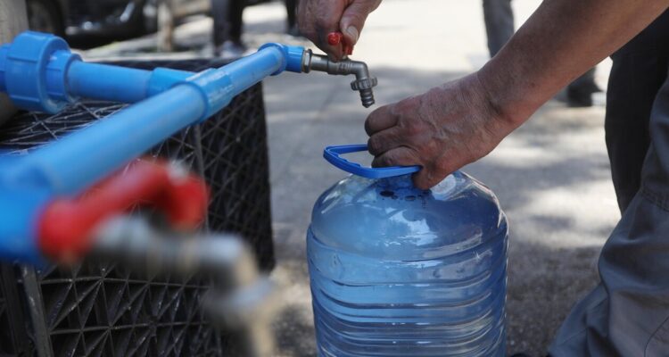 Corte de agua en 8 comunas de Santiago ya está en marcha: conoce los puntos de reparto