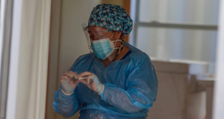 Chile anota más de 4.700 nuevos contagios de covid, 15 fallecidos y casos activos escalan a 17.801