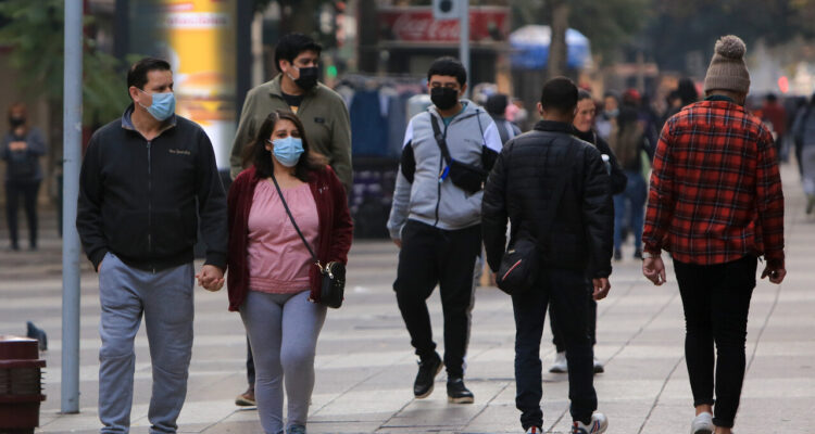 Peatones caminando con mascarilla en Santiago