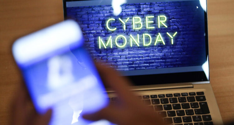 Un computador anuncia el Cyber Monday en su pantalla. La edición 2022 durará entre el lunes 3 hasta el miércoles 5 de octubre.