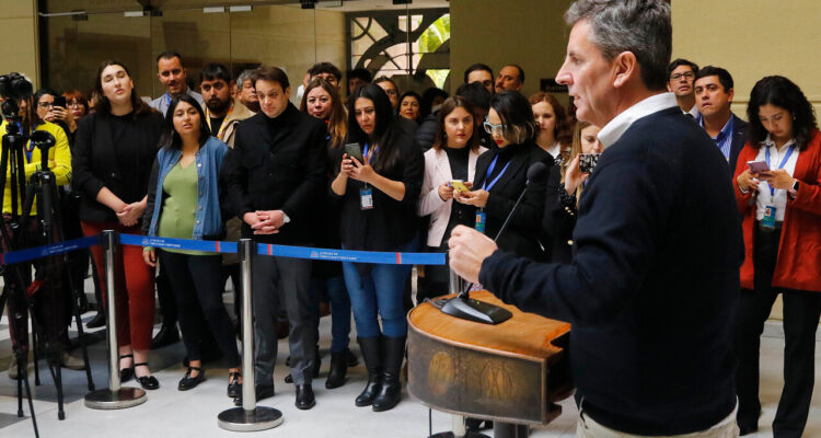 El diputado Gonzalo de la Carrera (d) ofrece un punto de prensa en la Cámara de Diputados, tras una dura discusión con la diputada Emilia Schneider (i).