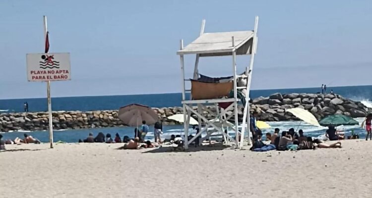 denuncian-personas-tomaron-torre-salvavidas-antofagasta